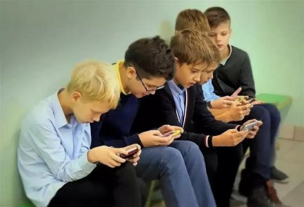 Школьников могут лишить мобильных телефонов на время занятий